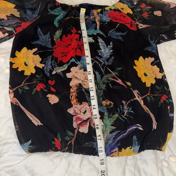 Alice + Olivia Alta Peasant Top in Floral Bird NWOT Shoulder Blouse XS Black - Picture 4 of 12